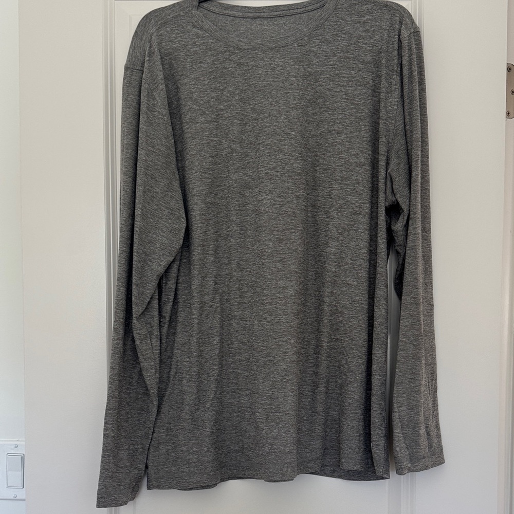 Vuori Men Athletic Gray Long Sleeve Top